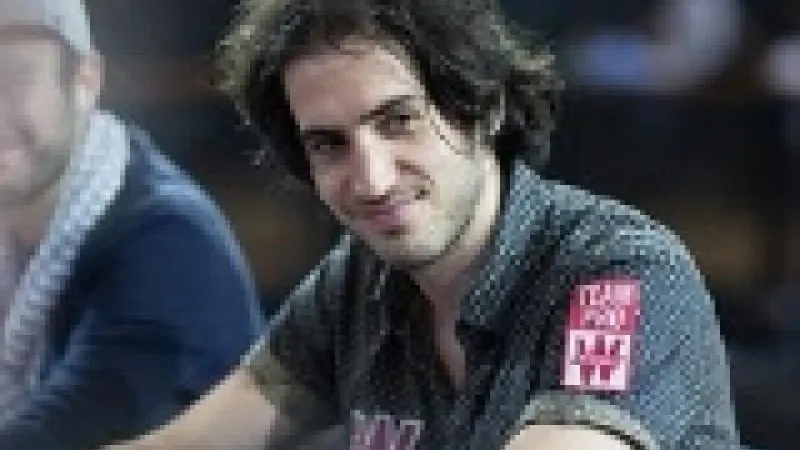 Alex Luneau et Adrien Allain proches d'un bracelet