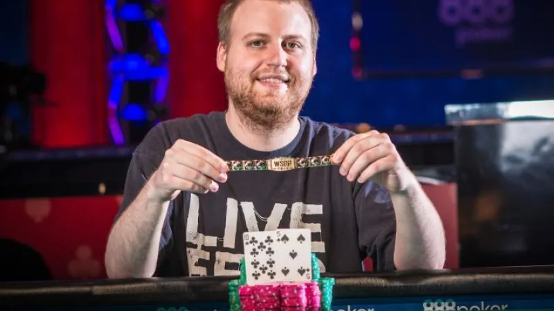 Joe McKeehen gagne son second bracelet !